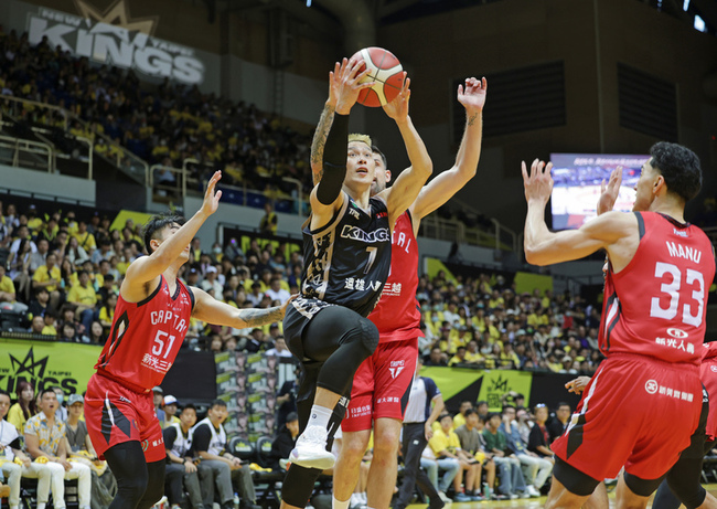 TPBL國王大勝戰神23分  季後賽首戰旗開得勝 | 華視新聞