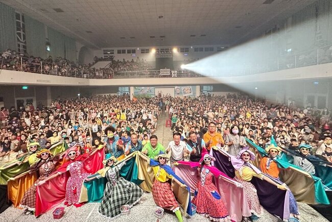 紙風車劇團端節假期獻藝  上千人布袋看戲 | 華視新聞