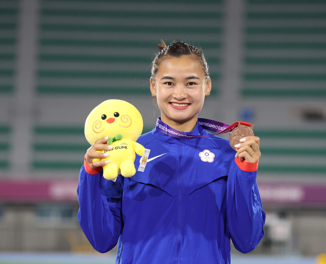 台灣相隔27年  陳彩娟奪亞錦賽女子全能銅牌 | 華視新聞