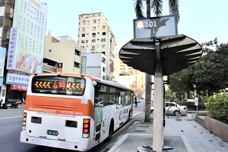 台中候車亭笑臉服務燈 民眾免攔車方便安全