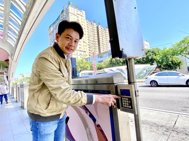 台中公車候車亭黃色笑臉鈴鐺 4年使用人次逾800萬 | 華視新聞
