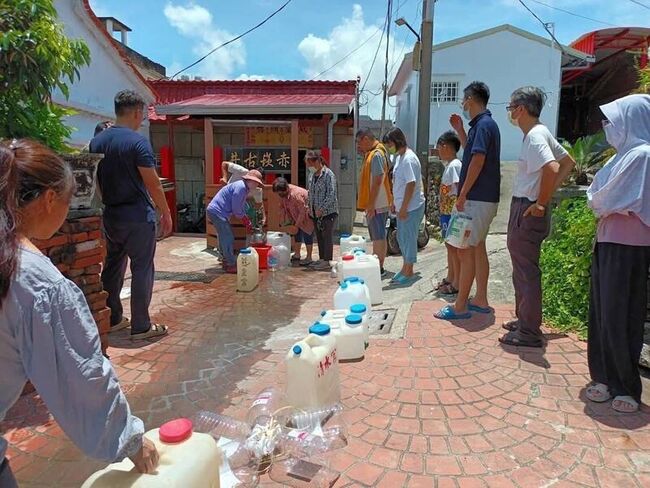 端午節傳統  梓官赤崁古井排隊取午時水 | 華視新聞