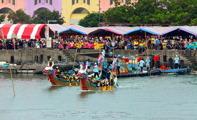 嘉縣龍舟賽選手海中爭冠  萬份蚵仔粥免費吃 | 華視新聞