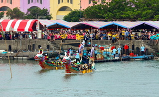嘉縣龍舟賽選手海中爭冠  萬份蚵仔粥免費吃