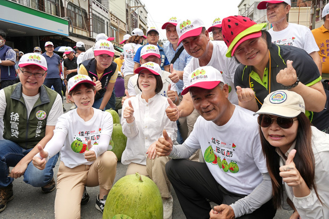 屏東西瓜原鄉新傳統慶端午 佳冬鄉廣惠宮前立瓜 | 華視新聞
