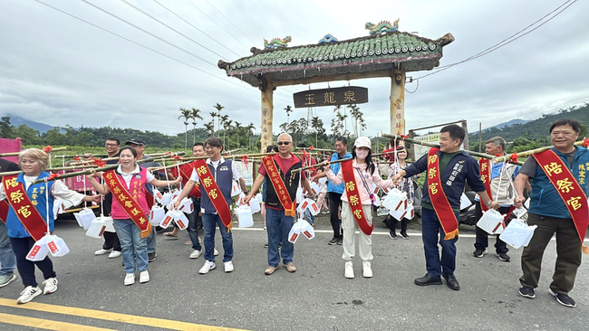 台東聖安宮端午立蛋取午時水 國小老師首輪立31顆 | 華視新聞