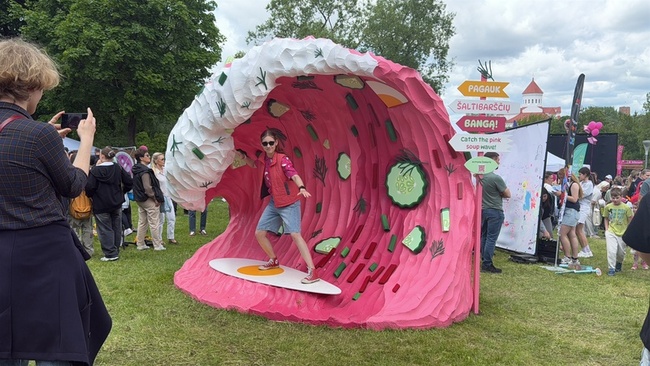 立陶宛首都慶「粉紅湯節」 萬人粉紅裝扮狂歡迎夏日 | 華視新聞