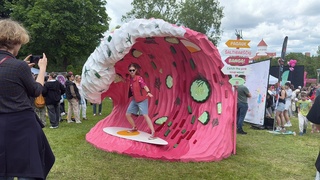 立陶宛首都慶「粉紅湯節」 萬人粉紅裝扮狂歡迎夏日