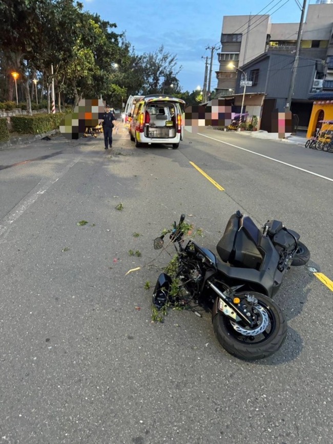 高雄旗津機車自撞道路緣石 2菲律賓籍男大生身亡 | 華視新聞