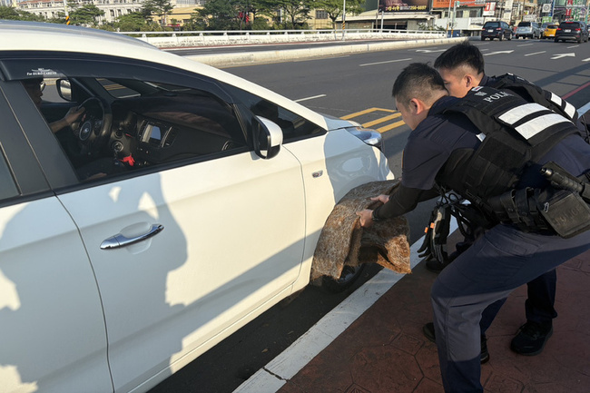 台南汽車行駛中冒白煙 警攔停見前輪捲進椰子墊 | 華視新聞