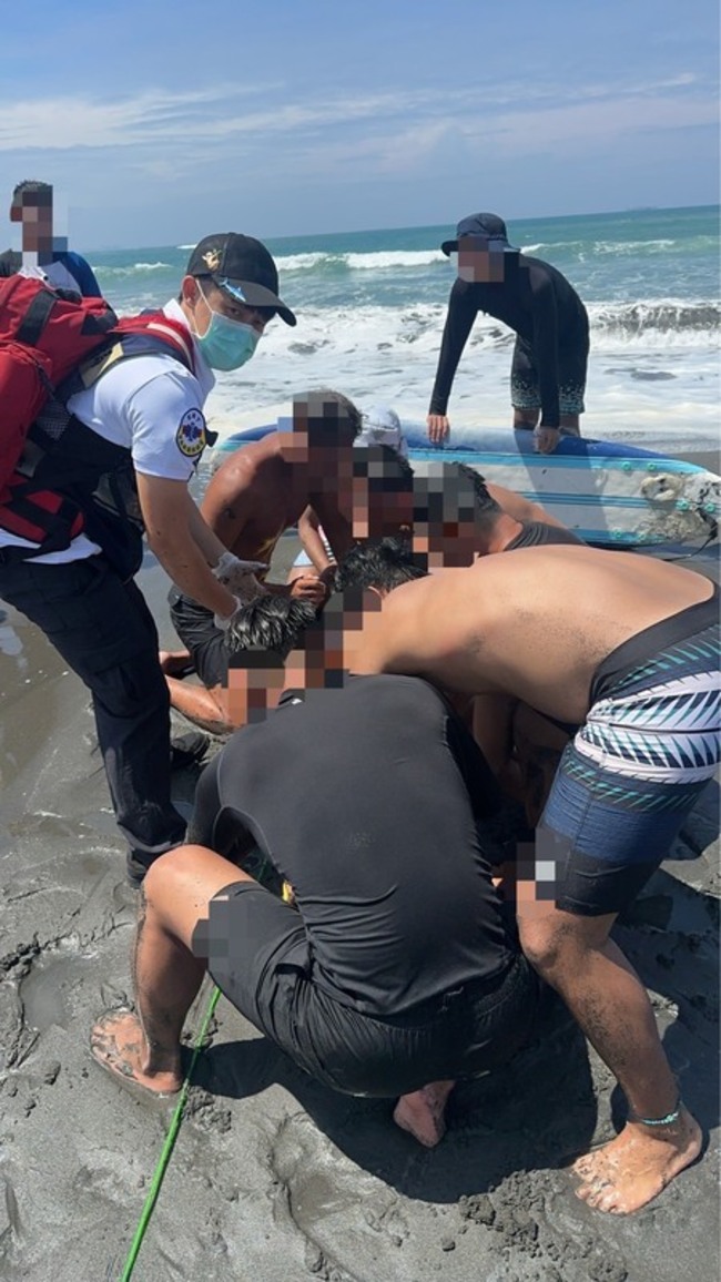 屏東男子到旗津海邊衝浪溺水 送醫搶救仍不治 | 華視新聞