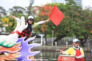 高雄端午國際友誼賽叫陣逗笑後 議會龍舟隊奪冠