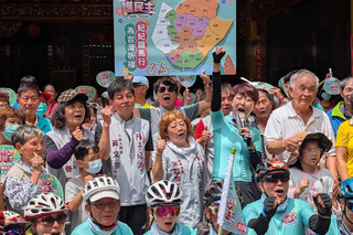 陳亭妃鐵馬隊3天騎遍台南37區 完成民主集氣拼圖