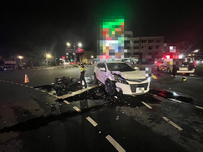 高雄汽車疑轉彎未讓直行重機釀禍 騎士送醫不治 | 華視新聞