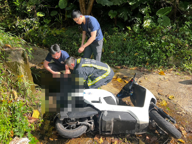 基隆女騎士疑超車打滑  自摔卡水溝搶救不治 | 華視新聞