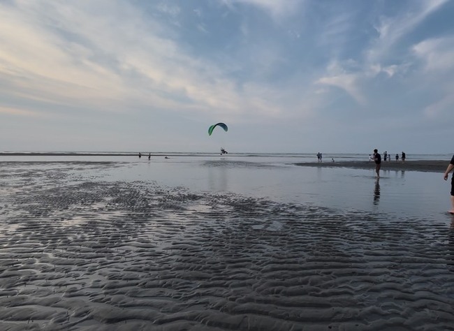 動力飛行傘低飛南寮漁港 竹市：非合法空域可檢舉 | 華視新聞