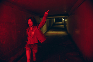 艾怡良拍MV暗渠走逾30次 團隊被蚊蟲叮到叫不敢