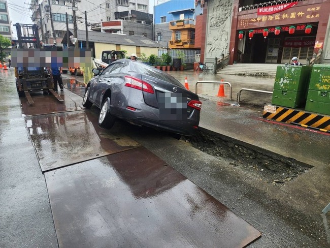 高雄岡山區污水埋管施工  汽車不慎跌入坑無傷亡 | 華視新聞