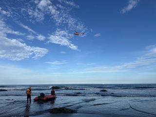 台東「天空之鏡」海灘高中生遭浪捲走 海陸空搜救