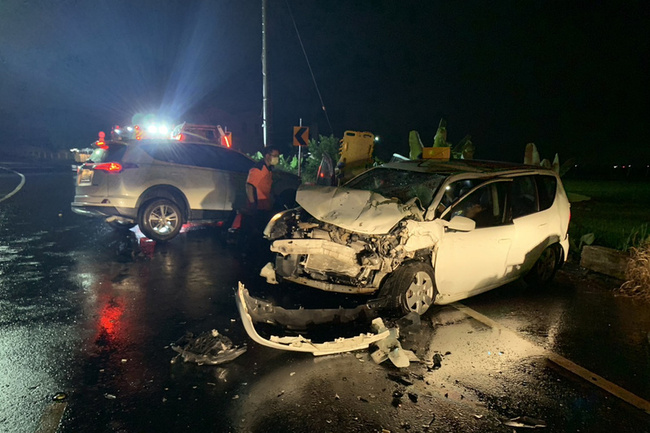 台南後壁2輛自小客車碰撞事故  3人命危送醫 | 華視新聞