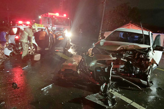 台南後壁2自小客疑對撞  車輛嚴重變形釀3死