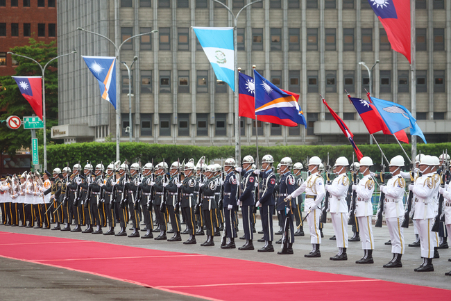 總統冒雨以軍禮歡迎馬紹爾總統 盼深化兩國合作 | 華視新聞
