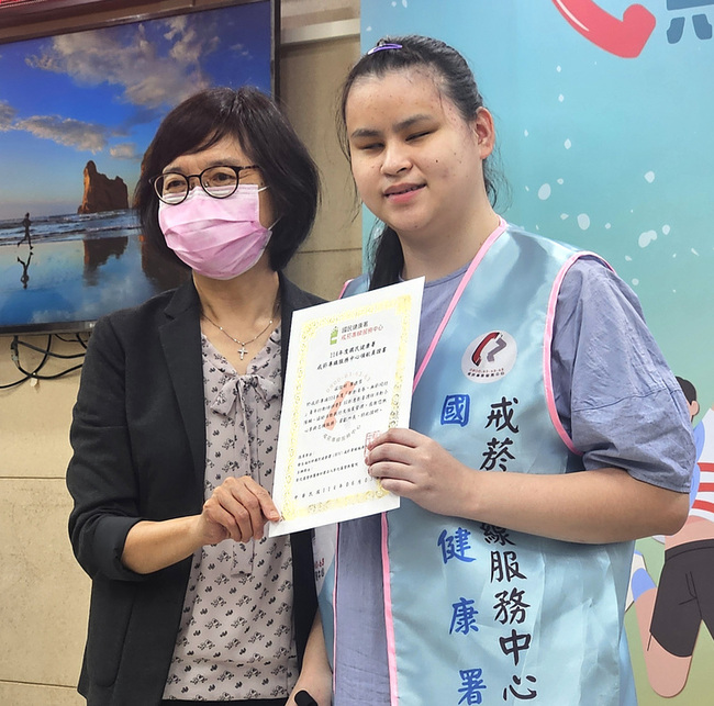 青少年戒菸專線來電增  全盲諮詢員助走出菸癮 | 華視新聞