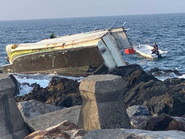 澎湖漁船擱淺翻覆  老船長落海無生命跡象 | 華視新聞