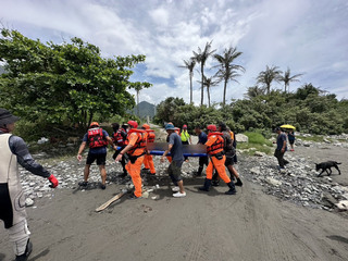 台東都歷海灘溺水高中生尋獲 家屬及學校師生悲慟