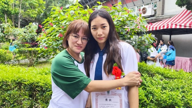 不畏困境 花蓮陳詩涵、盧琮鈞獲總統教育獎 | 華視新聞