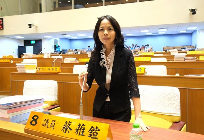 竹北遭堆廢木材逾3樓高議員憂釀災  縣府將查處 | 華視新聞