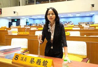 竹北遭堆廢木材逾3樓高議員憂釀災  縣府將查處