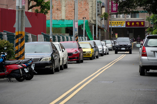 南投國小旁街道停滿車輛  警方柔性勸導 | 華視新聞