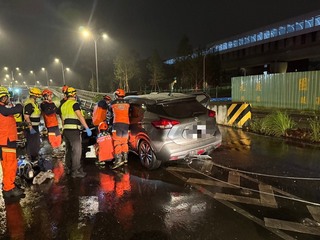 76歲翁駕車自撞新北中安大橋 送醫搶救不治