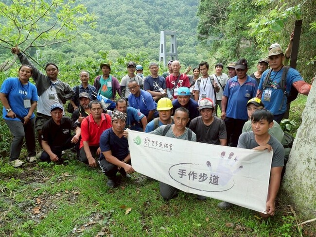 修復八通關越道路鹿鳴吊橋路段 培訓族人手作步道 | 華視新聞