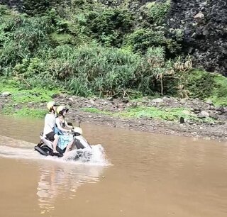 台東蘭嶼大雨水漫環島公路 淹水高度逾1/3輪胎