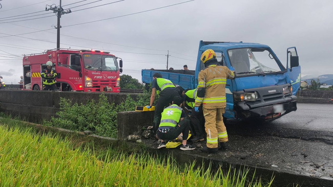 台東市機車與貨車相撞 34歲女騎士遭拖行命危 | 華視新聞