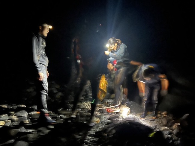 南投武界溪水暴漲4山友受困  員警拉繩索橋助脫困 | 華視新聞