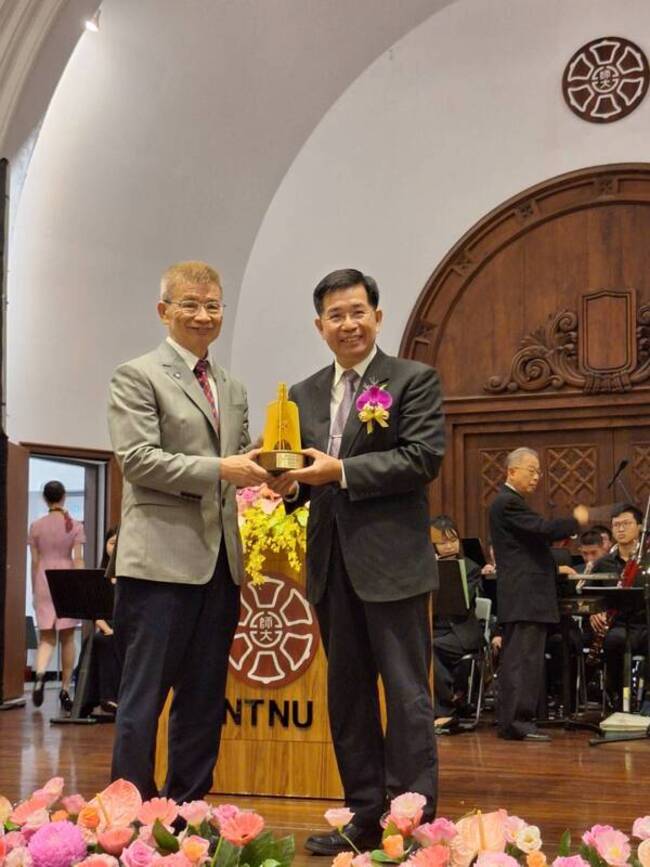 前教長潘文忠、藝術家江賢二獲頒台師大傑出校友 | 華視新聞