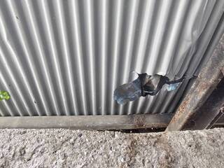 亞泥炸山碎石噴飛砸民宅 暫停爆破允賠償