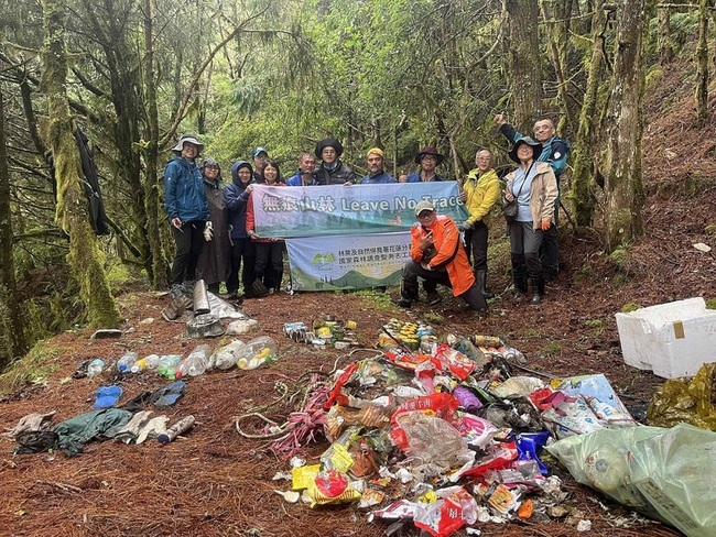 登山熱潮衝擊山林環境 南三段清出許多塑膠垃圾 | 華視新聞