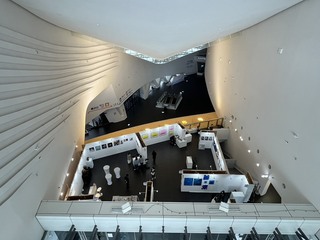 高雄旅運中心化身藝廊 承億舉辦國際藝術博覽會