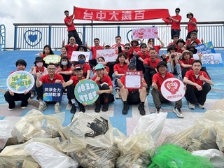 響應世界海洋日 台中大遠百淨灘清近600公斤垃圾