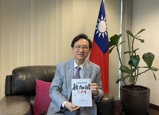 童振源出書談駐星觀察 關注新加坡60年發展歷程