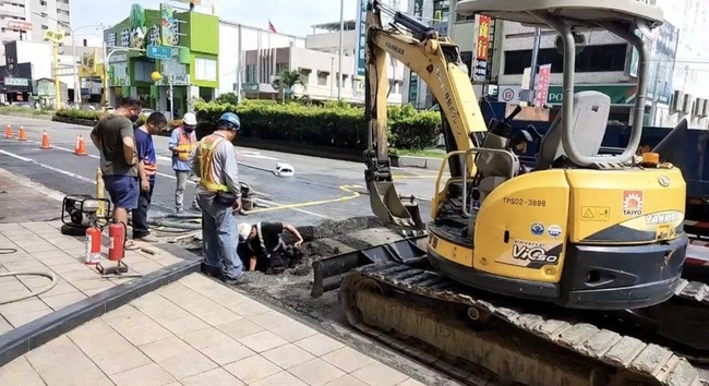 開挖10小時 台南永康瓦斯外洩管線尋獲並著手更換 | 華視新聞