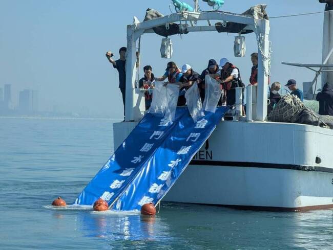 金門水試所放流16萬尾魚苗  推動漁業資源永續 | 華視新聞