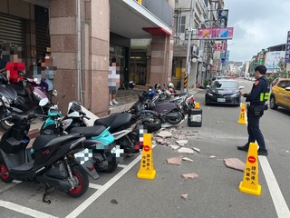 苗市大樓外牆裝飾花崗石墜落  砸損6機車無人傷