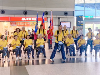 高雄榮家千歲團打非洲鼓  快閃高鐵嘉義站動人心