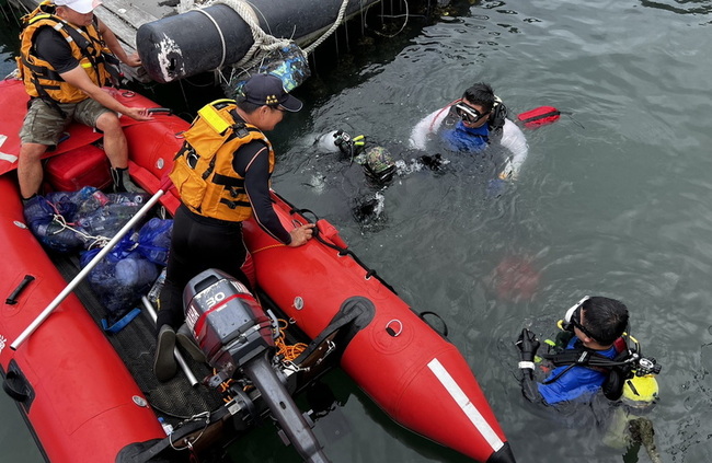 雲林環保局淨海 箔子寮漁港撈出上百公斤廢棄物 | 華視新聞