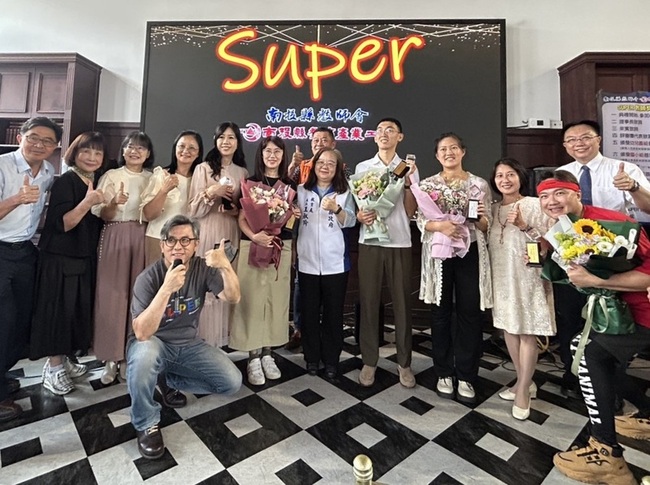 南投縣頒發SUPER教師獎 鼓勵主動研究創新教法 | 華視新聞